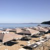 Spiaggia con ombrelloni e lettini.