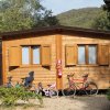 Bungalow in legno con biciclette parcheggiate davanti.