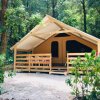 Tenda glamping in mezzo alla foresta.