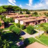 Complesso di bungalow con giardini e vialetti.