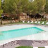 Piscina circondata da sdraio bianche.