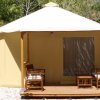 Tenda beige con veranda e sedie.