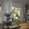 Angolo relax con poltrone in rattan vicino a finestre aperte.